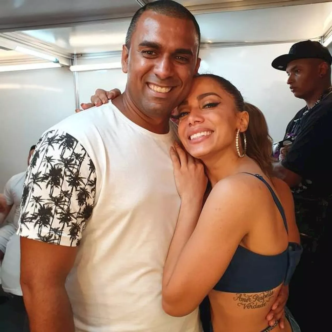 Irmão de Anitta cai no choro em aeroporto de Lisboa e intriga viajantes