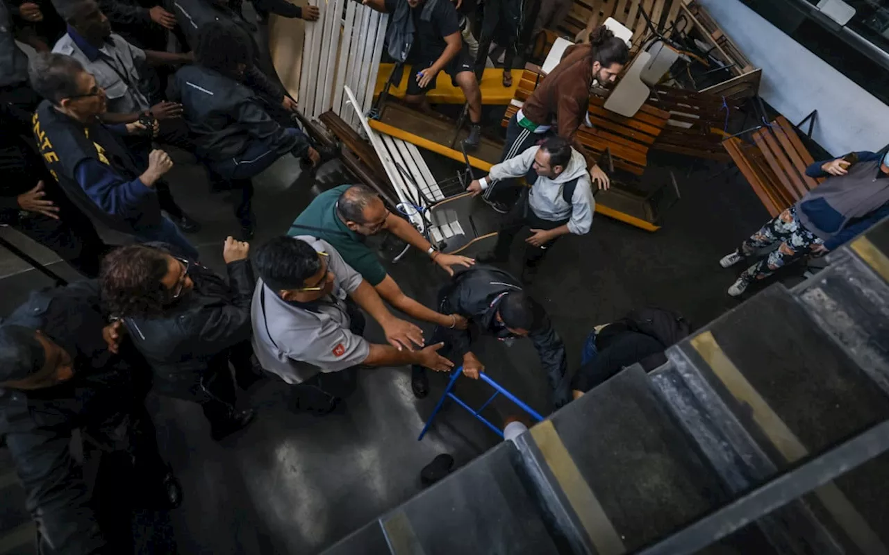 Manifestação de alunos na Uerj bloqueia acesso ao campus e termina em confusão com funcionários