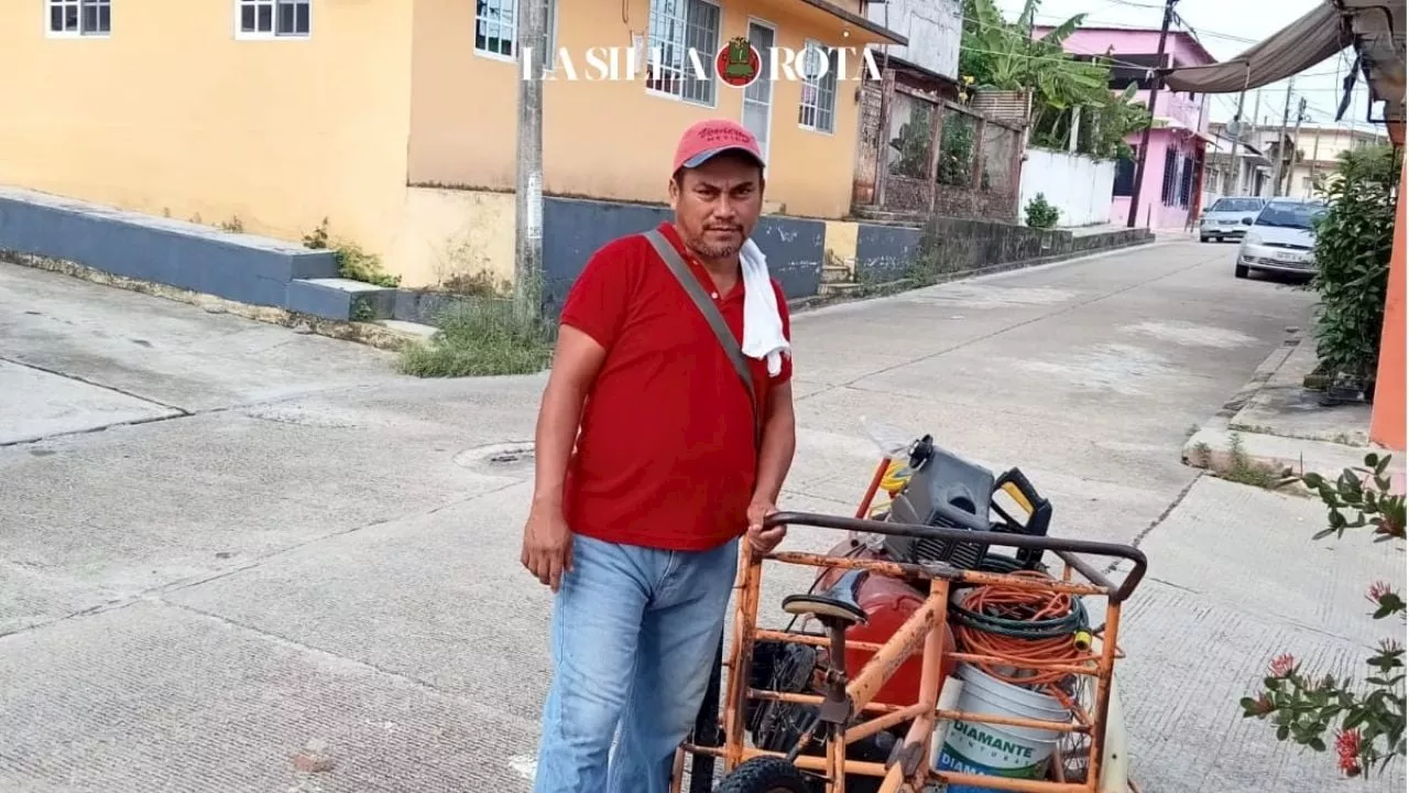 Isidro, jarocho que busca trabajo en redes para pagar estudios a sus hijos