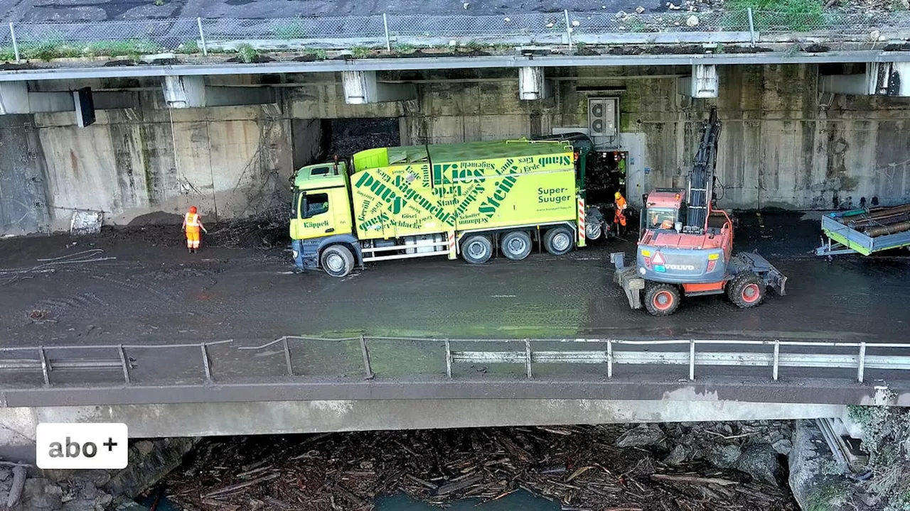 Noch immer liegt Schlamm auf der Strasse: Aufräumarbeiten am Axen laufen auf Hochtouren