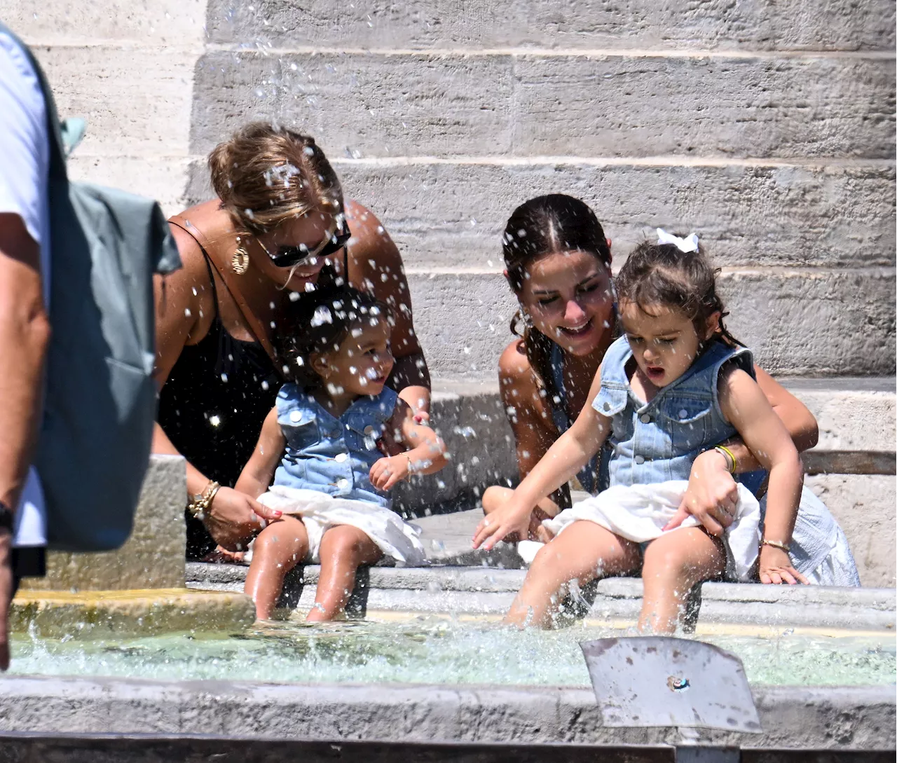 Nearly 500 million children spend over half year in extremely hot temperatures