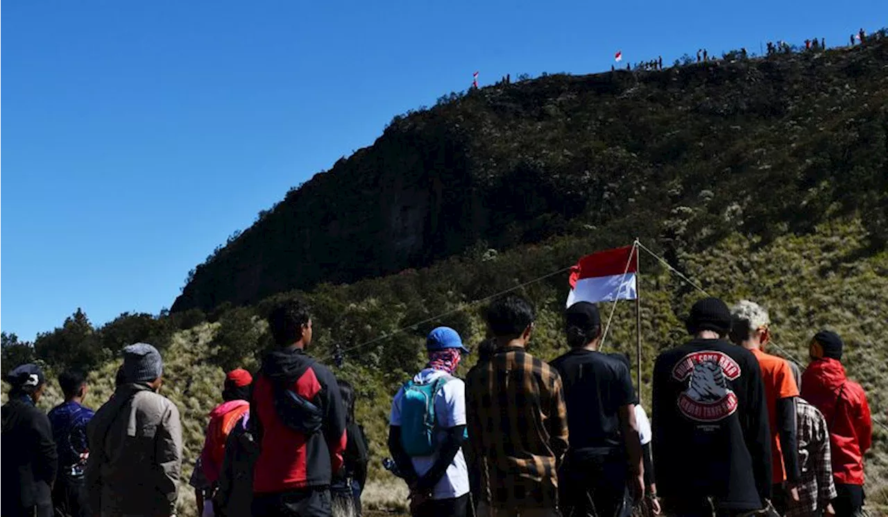 Ciremai Mulai Dipenuhi Pendaki yang Ingin Upacara Kemerdekaan RI di Puncak Gunung