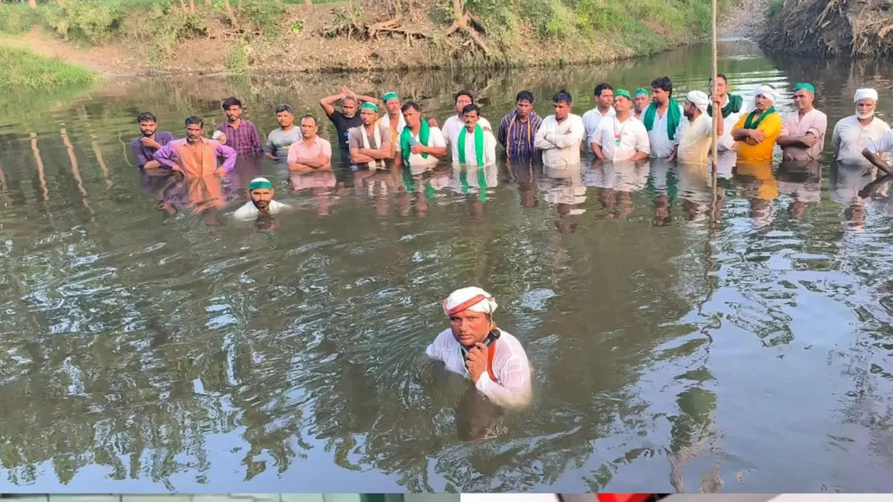 मुजफ्फरनगर : पुल की मांग को लेकर हिंडन नदी में फहराया झंडा, फिर पानी में उतरे भाकियू कार्यकर्ताओं का प्रदर्शन