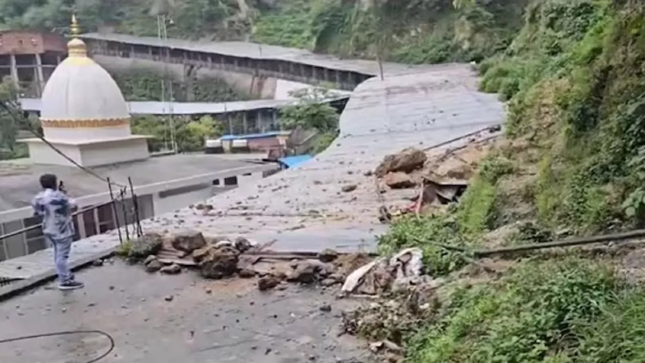 कटरा में भारी बारिश के बीच वैष्णो देवी मार्ग पर भूस्खलन, वैकल्पिक मार्ग से दोबारा शुरू हुई यात्रा