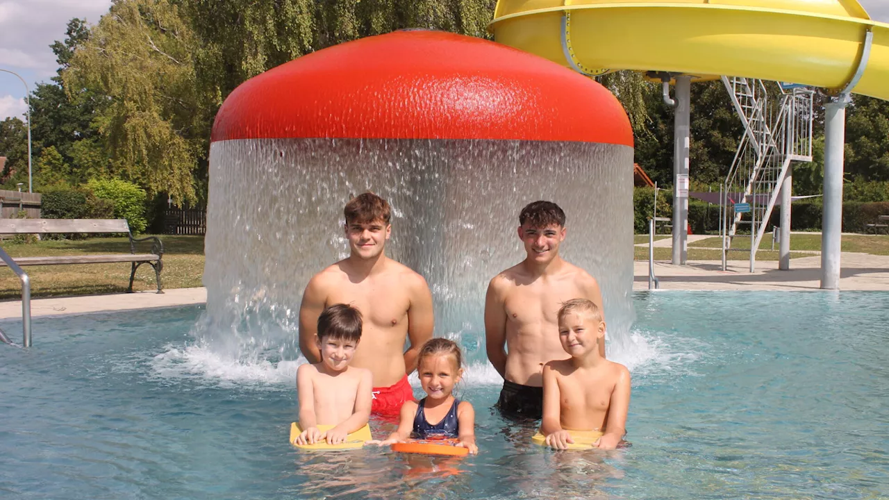 Schwimmen lernen mit Studenten-Duo im Ziersdorfer Freibad