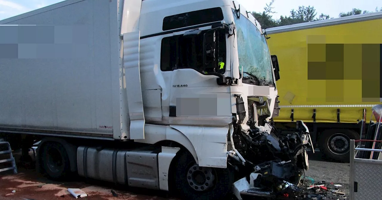 Tödlicher Unfall mit mehreren Lkw auf der A44 bei Bad Wünnenberg