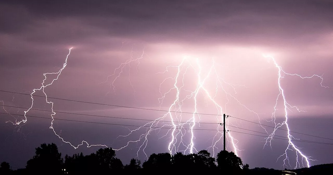 Unwetter im Kreis Gütersloh: B61 unter Wasser – Blitz schlägt in Kirmes-Fahrgeschäft ein