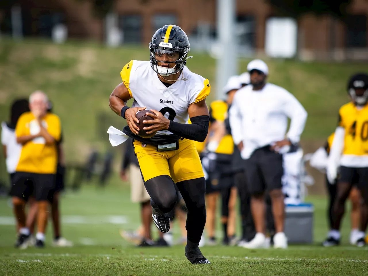 Steelers Training Camp Thoughts: Justin Fields shines with first team, young OL battle Bills stars