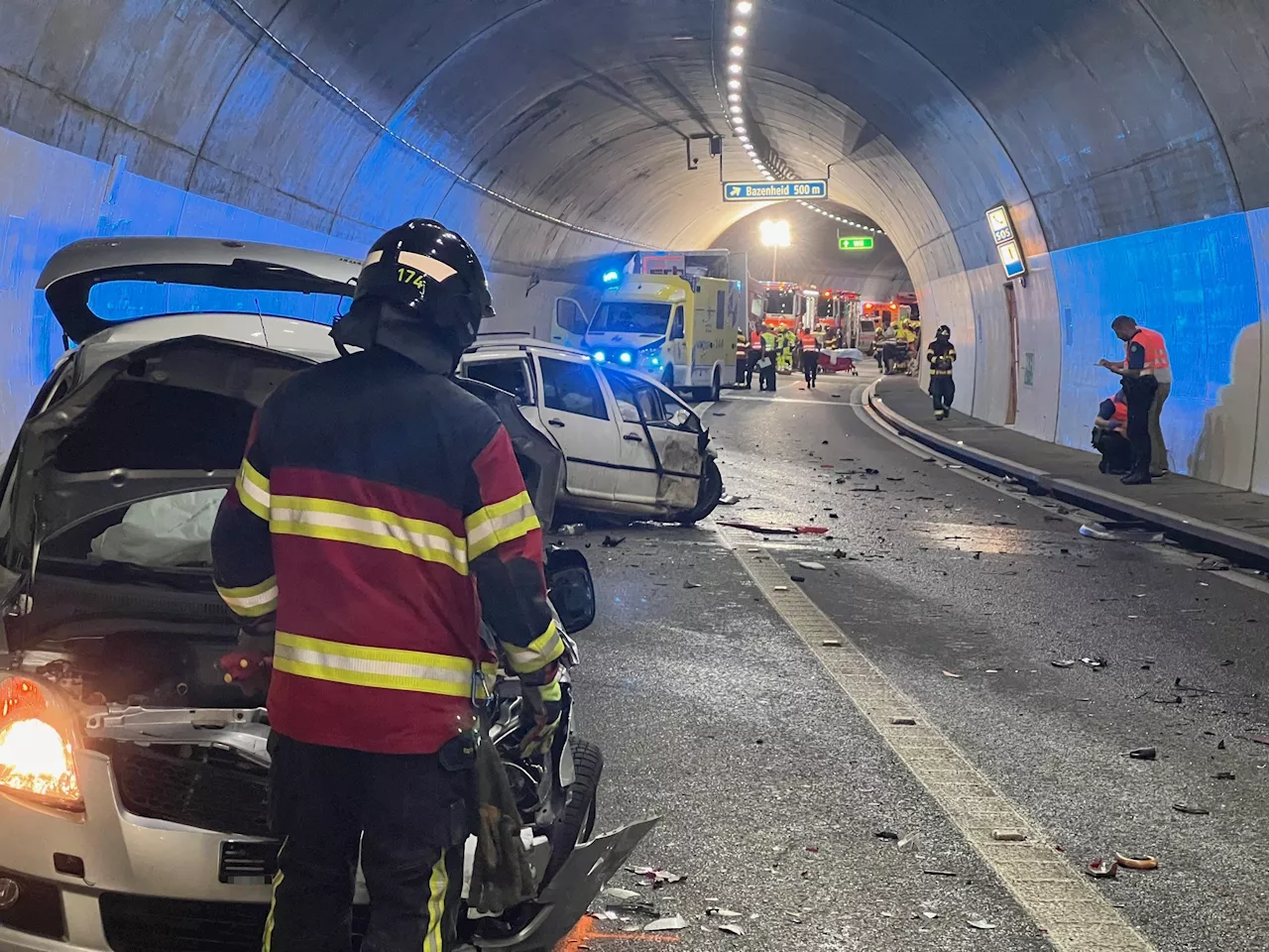 Bazenheid SG: Frontalkollision mit Lastwagen und drei Autos fordert zwei Todesopfer