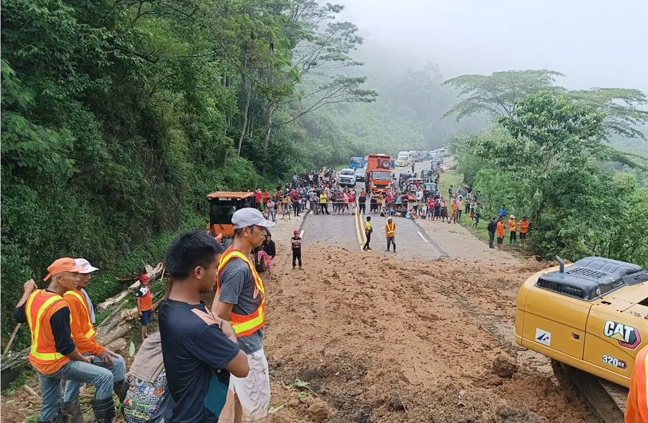 Thousands stranded as landslides snarl traffic on key Bukidnon-Davao highway