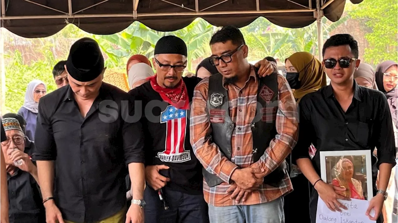 Tangis Ferry Maryadi Pecah Saat Mengazankan Jenazah Ibu di Pemakaman