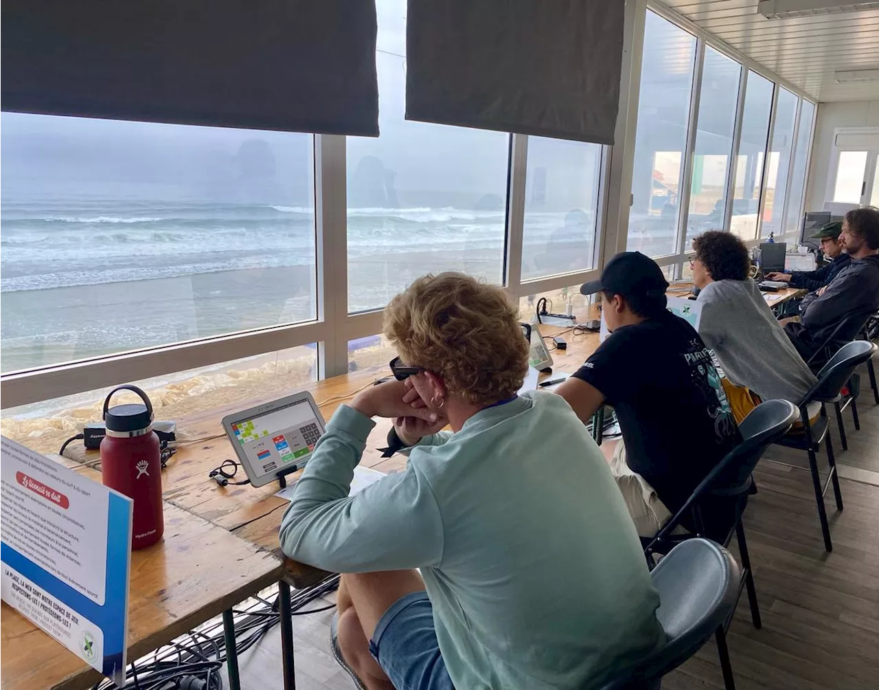 Surf : en immersion dans la tour des juges du Caraïbos Lacanau pro