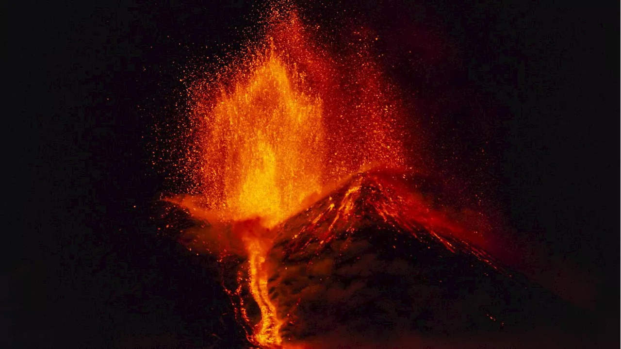 Flughafen Catania gesperrt: Ätna auf Sizilien spuckt wieder Lava und Asche