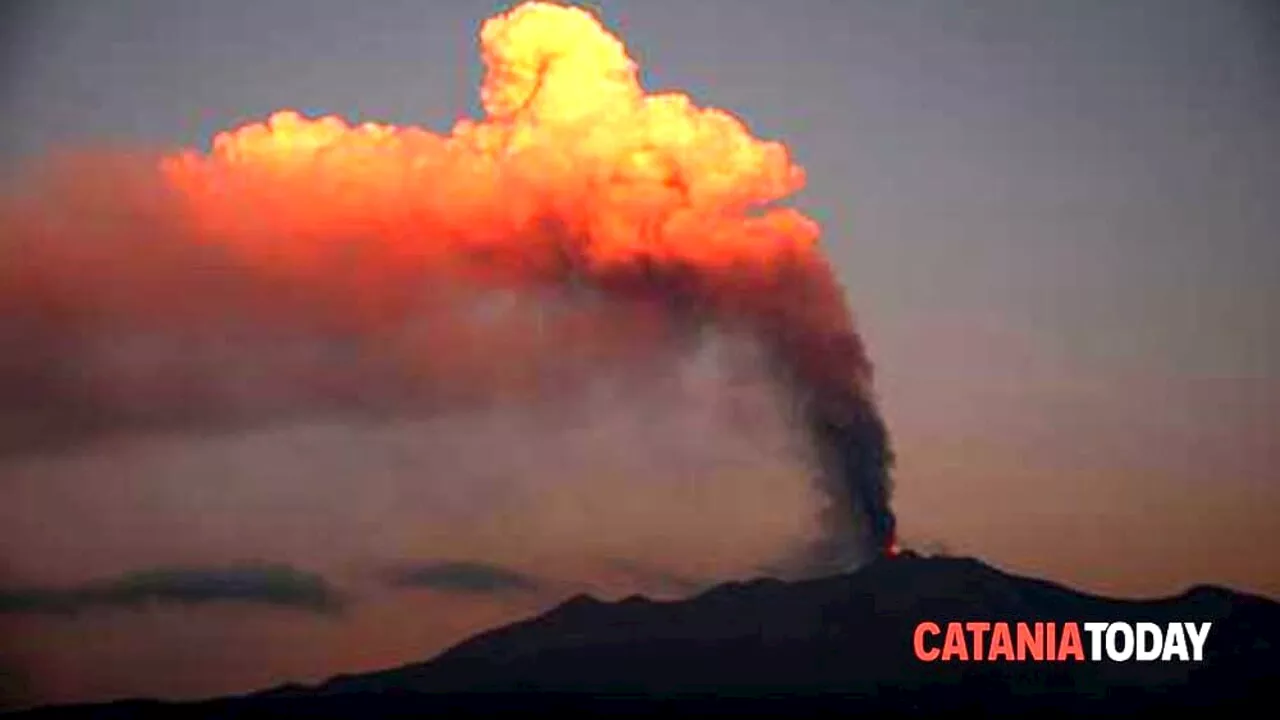 L'Etna erutta, pioggia di cenere su Catania: chiuso l'aeroporto