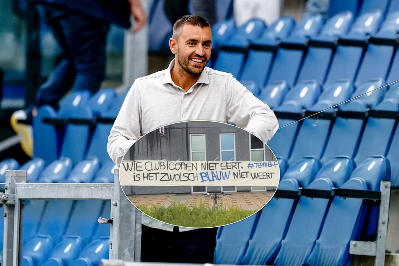 Kritische fans hangen spandoek op bij PEC-stadion na vertrek Van Polen