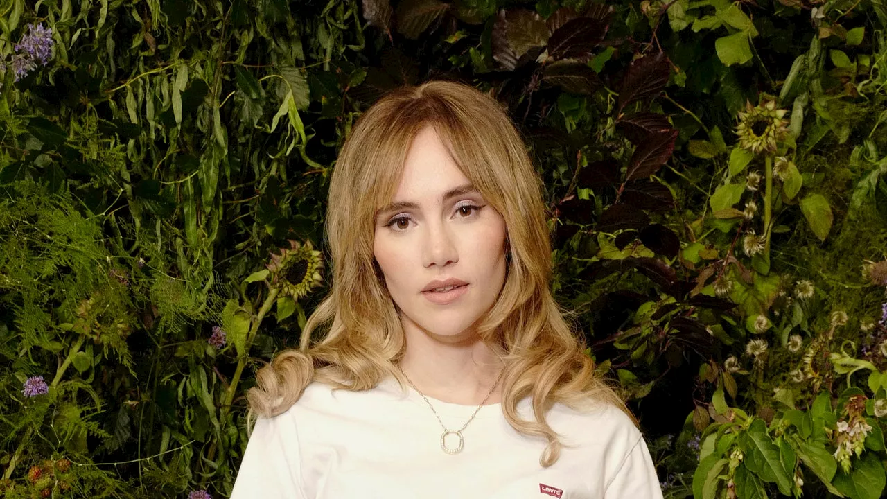 Suki Waterhouse Finds Her Offbeat L.A. Mom Look For Fall