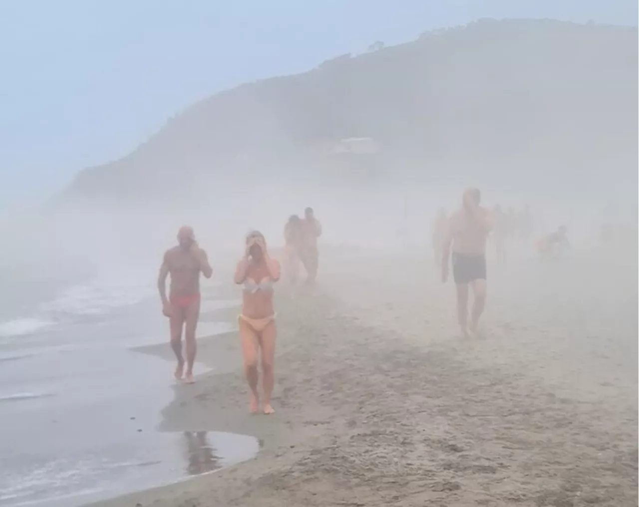 Bufera di Ferragosto, fuggi fuggi dalle spiagge spezzine