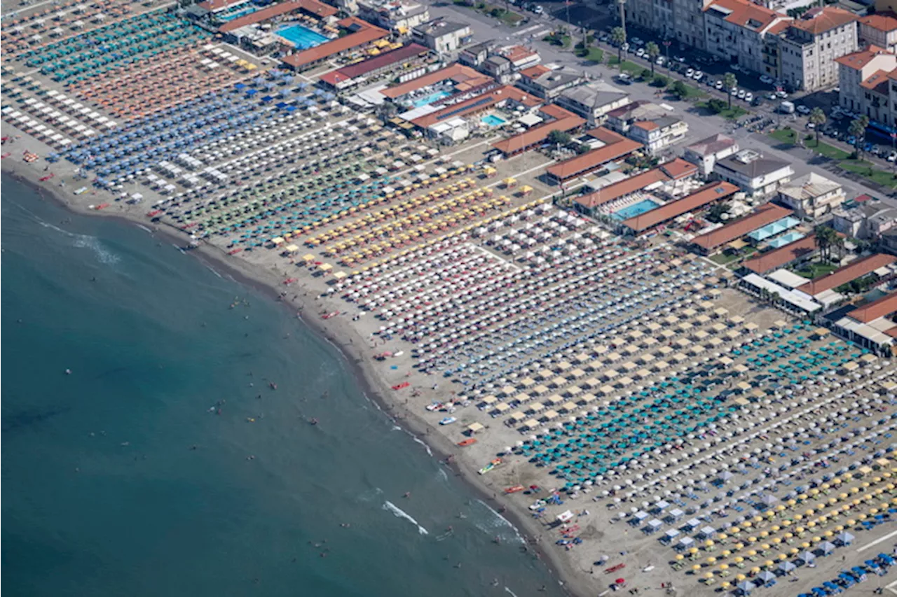 Una veduta aerea della spiagge della Versilia a metà Agosto