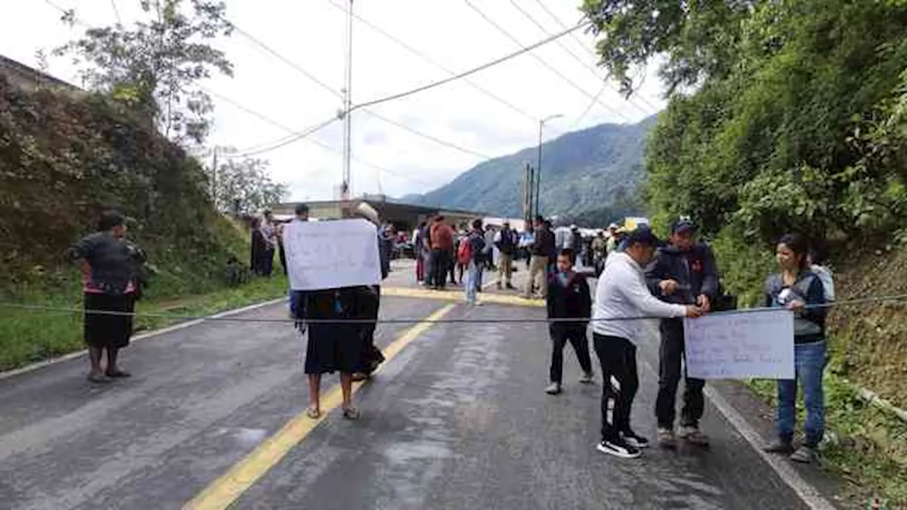 Bloquean carretera en Sierra de Zongolica; CFE no arregla dos postes