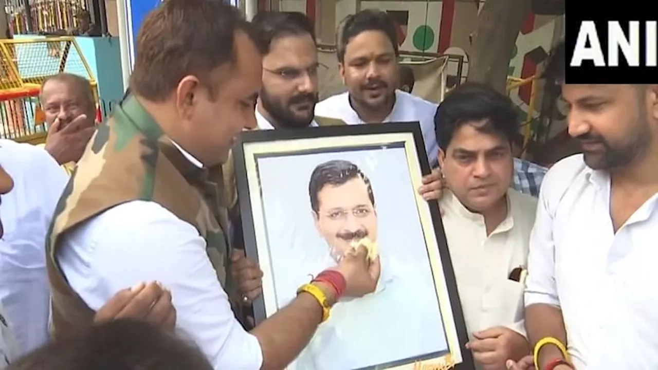 Arvind Kejriwal Birthday: CM केजरीवाल का जन्मदिन आज, जेल के बाहर कार्यकर्ताओं का सेलिब्रेशन; राहुल ने दी बधाई