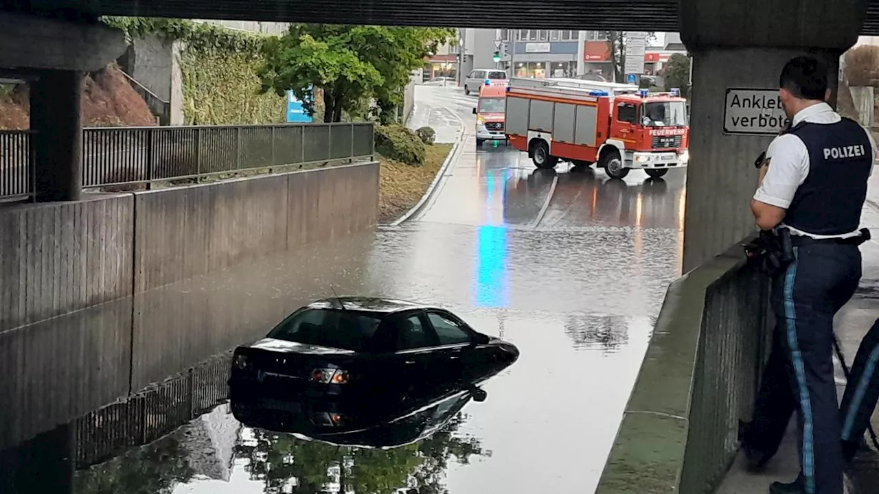 Unwetter: Auto steckt in Dillinger Unterführung fest