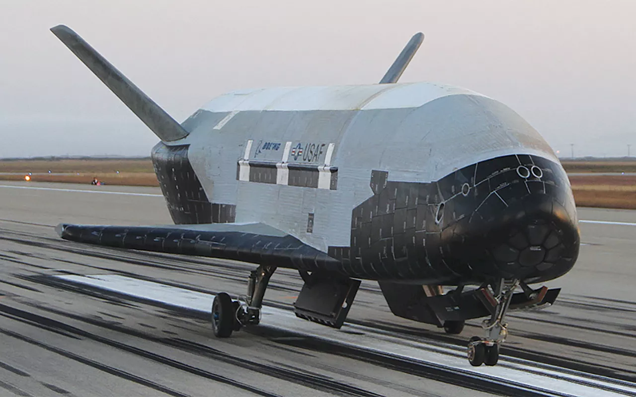 Space photographer captures photo of secret Chinese space plane