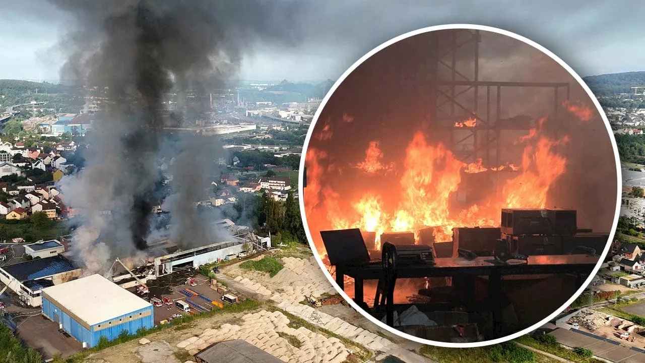 200 Retter im Einsatz: Thyssenkrupp-Halle brennt seit 30 Stunden