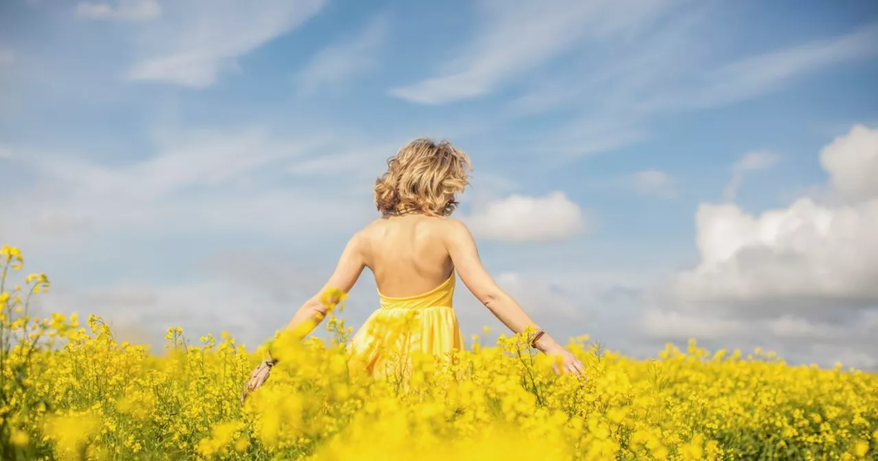 Kleider-Trend: Das ist die perfekte Sommerfarbe für Ü50-Frauen