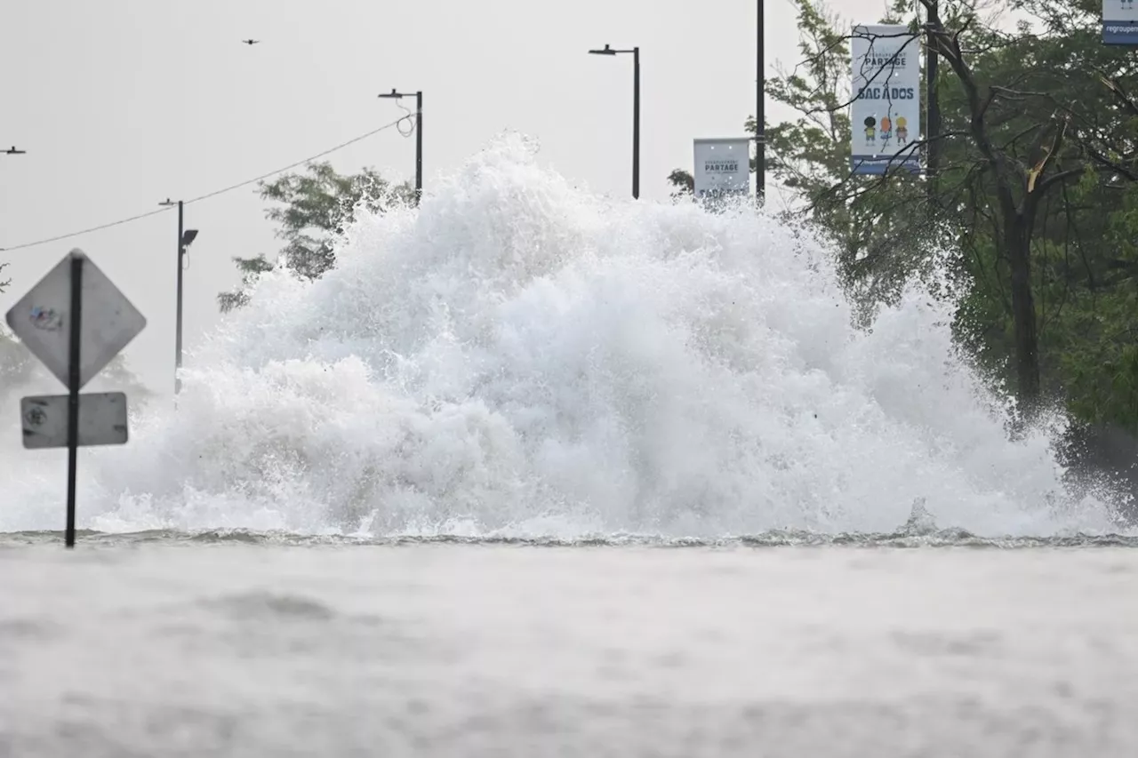 'Geyser' in Montreal after major water main break floods streets and homes