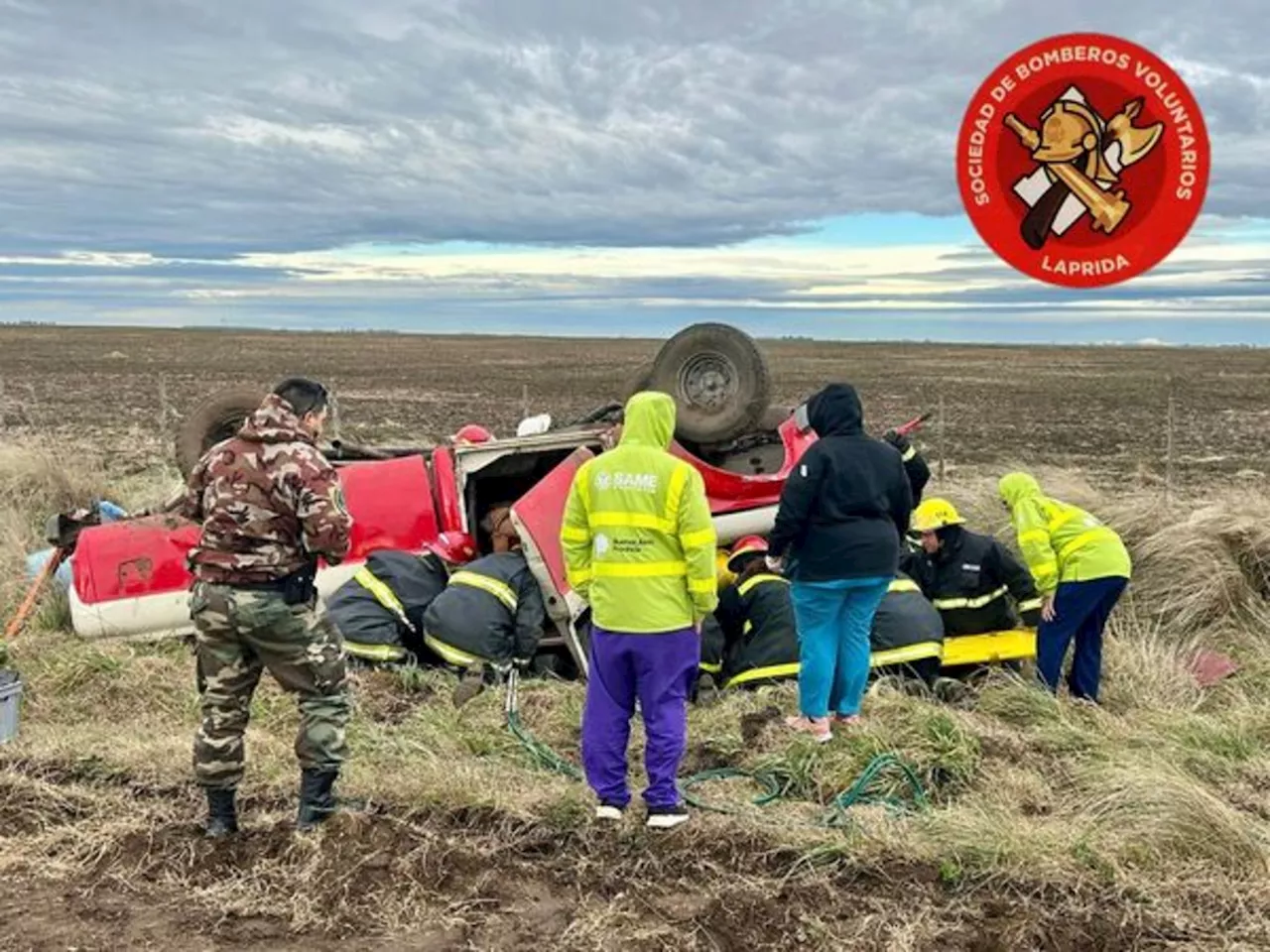 La camioneta en la que viajaba volcó, quedó atrapado toda la noche bajo el vehículo y murió: la familia acusa al conductor de abandono de persona