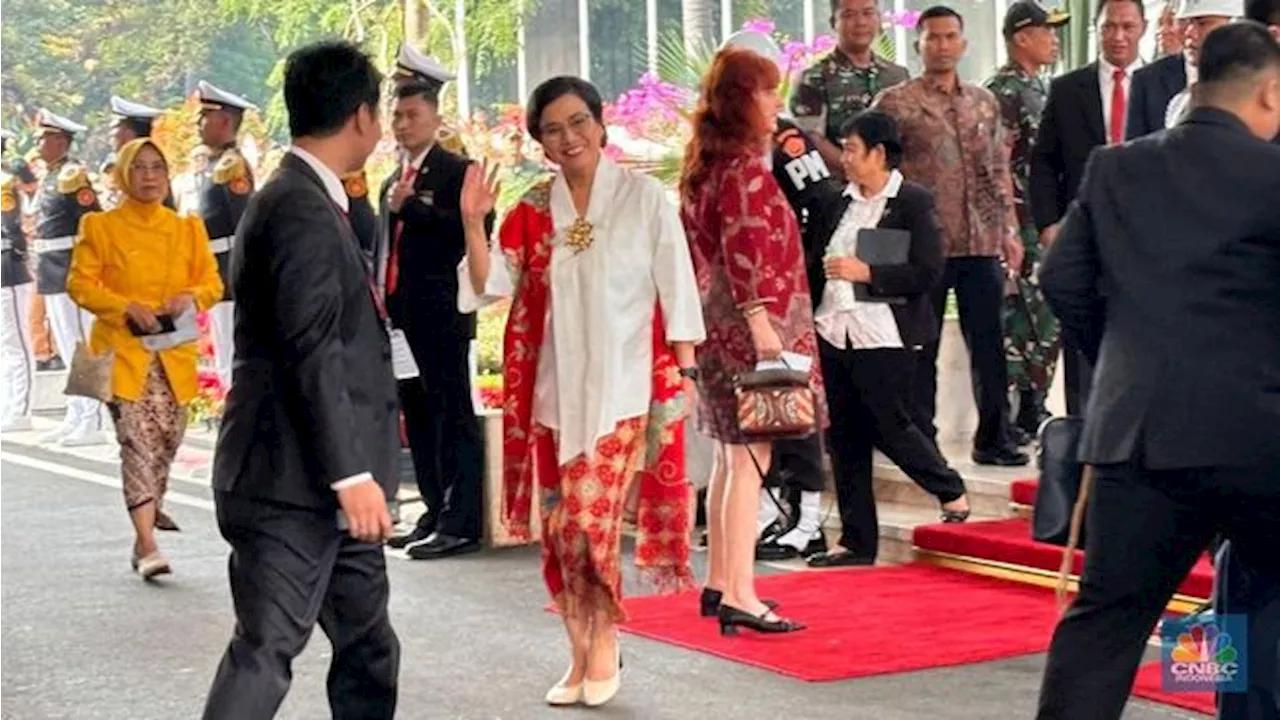 Senyum Manis Sri Mulyani Berkabaya Putih Merah Hadir di DPR