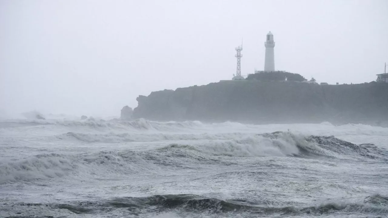 Giappone, migliaia di evacuati per l'arrivo del tifone Ampil. A Tokyo cancellati voli e treni