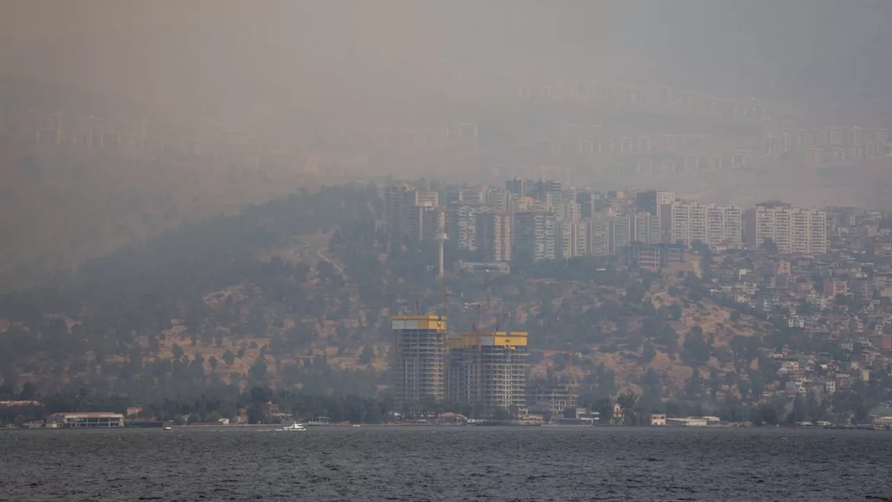 Türkische Touristenhochburg: Waldbrand wütet in Wohngebieten nahe Izmir