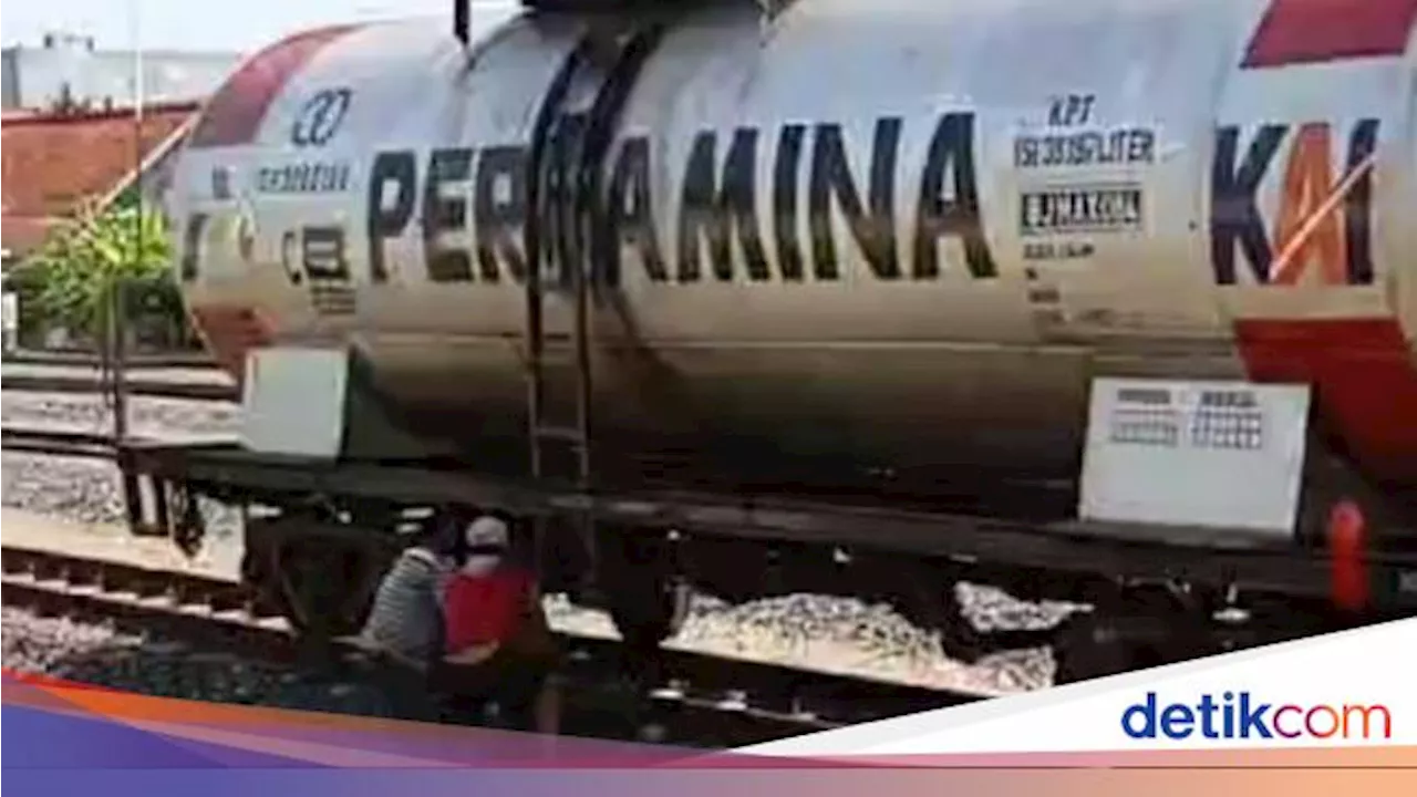 Viral Video 3 Warga di Prabumulih Curi BBM dari Gerbong Tangki