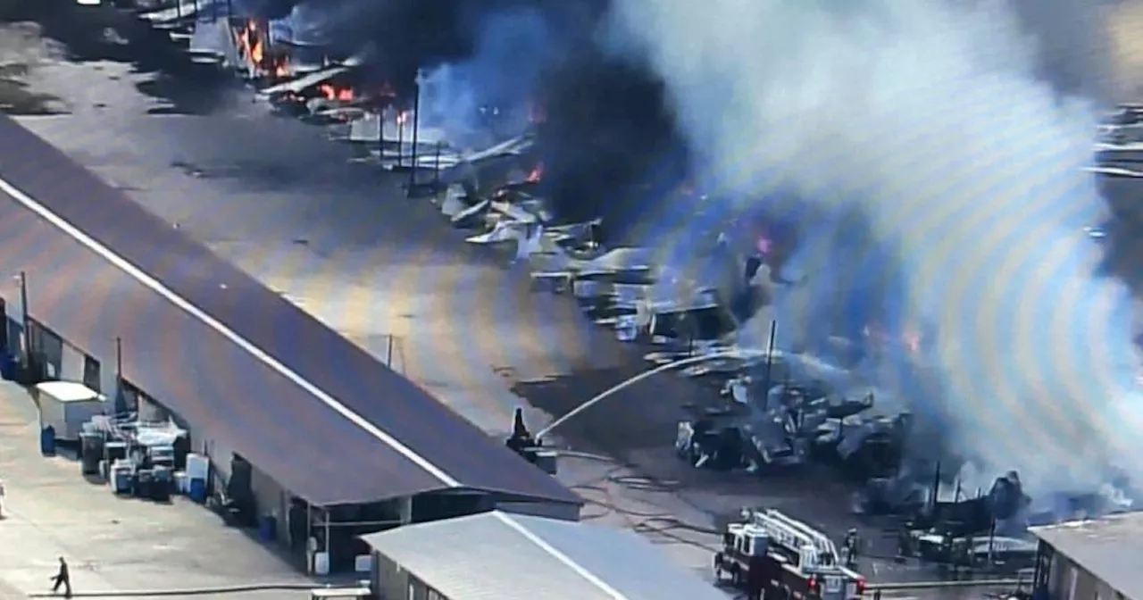 Reportan fuerte incendio en mercado del norte de Houston, Texas