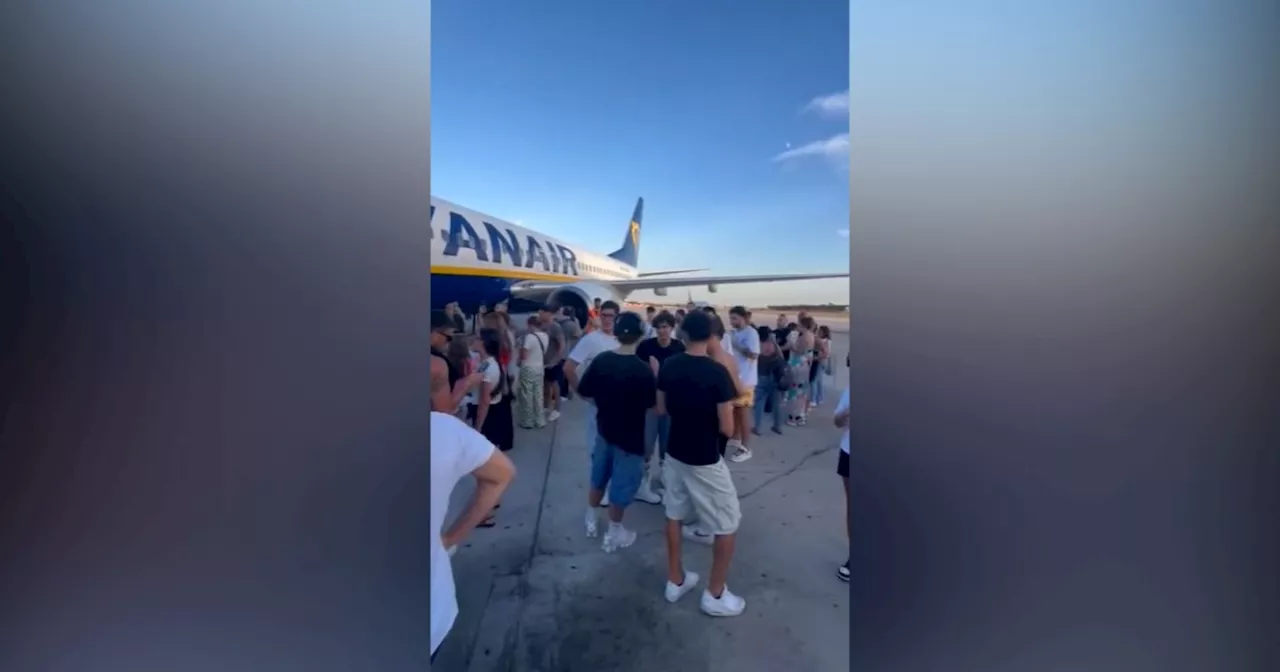 Disavventura sul volo Malaga-Bari, passeggeri bloccati a bordo senza aria condizionata: “Poi…