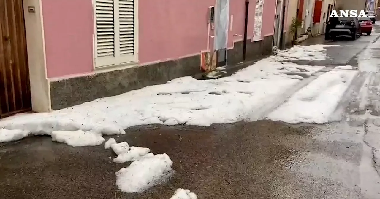 Maltempo in Sardegna, maxi grandinata in Gallura: le strade ricoperte da chicchi bianchi