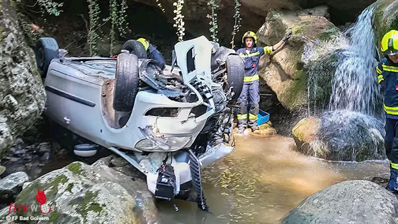 Oö: Pkw-Unfall in Bad Goisern endet mit 15 m Absturz und Dachlandung im Bach