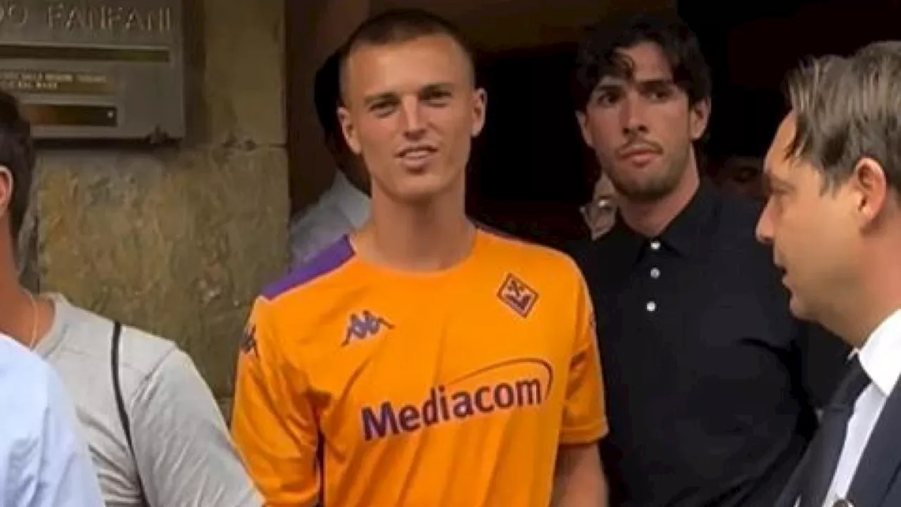 Gudmundsson veste viola, visite con la maglia della Fiorentina: 'Felice di essere qui'