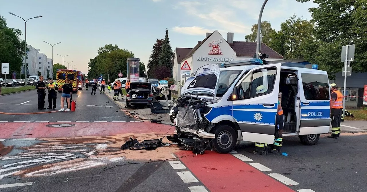 Vier Verletzte bei Zusammenstoß von Polizeiwagen und Auto