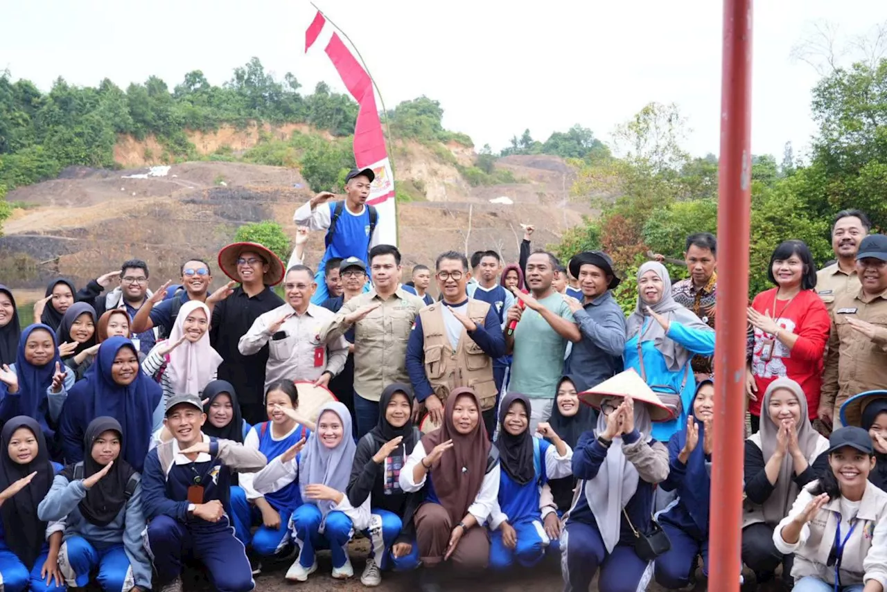 Pj Gubernur Kaltim Bersama Pelajar SMK Tanam Bibit Pohon di Lahan Bekas Tambang