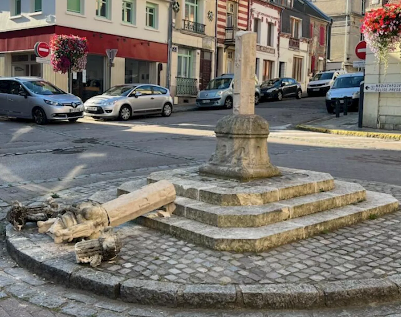 Le Tréport : la célèbre Croix de pierre retrouvée détruite