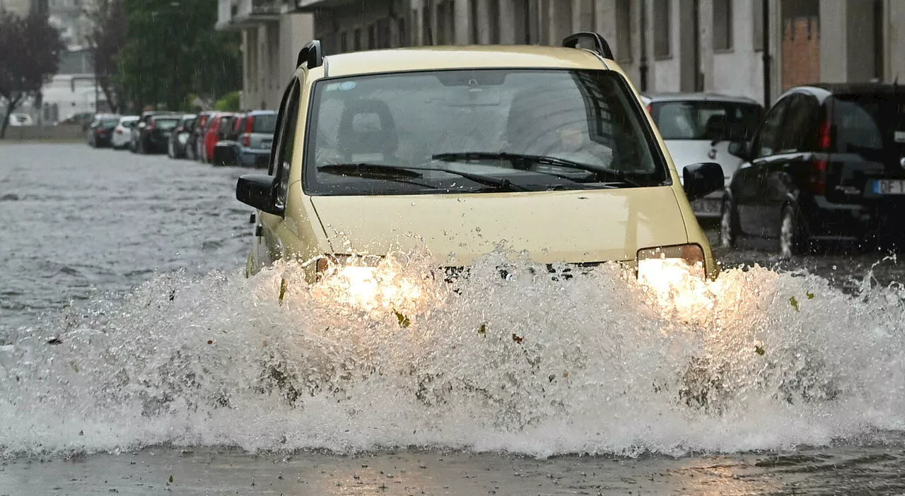 Maltempo, bombe d'acqua e grandine in Sardegna. Allerta per temporali in Puglia e Friuli Venezia Giulia