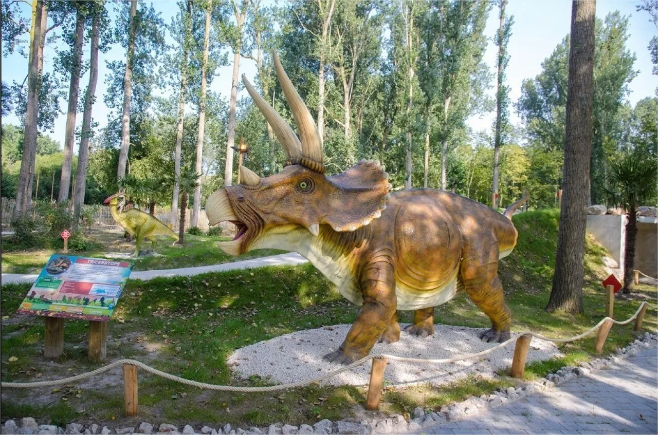 Près de Dunkerque, le seul parc à dinosaures du Nord