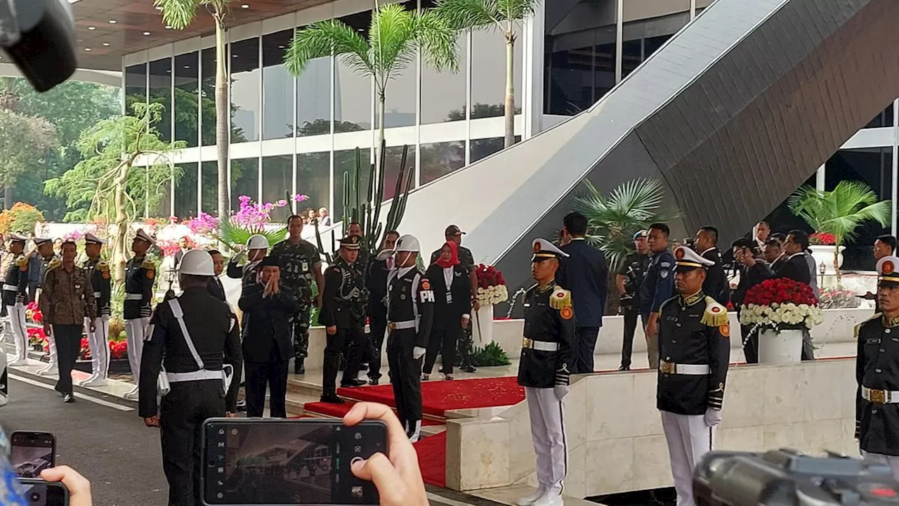 Kenakan Jas Hitam, Prabowo Tiba Kompleks DPR RI Jelang Sidang Tahunan MPR 2024 dan Nota Keuangan