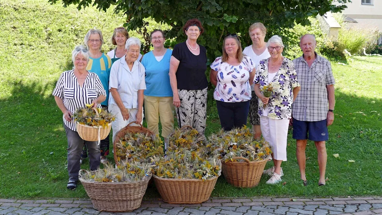 300 Kräuterbüscherl für Fest in Maria Anzbach gebunden