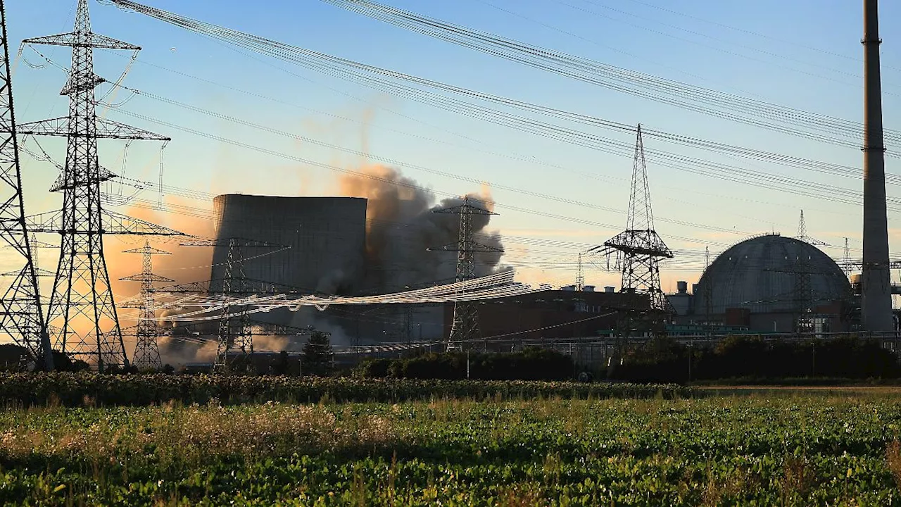 Kühltürme von Atomkraftwerk Grafenrheinfeld mit Verzögerung gesprengt