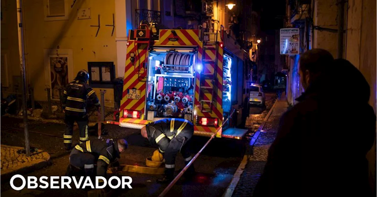 Câmara de Lisboa vai demolir prédio que ardeu no domingo nas Escadinhas de São Cristóvão