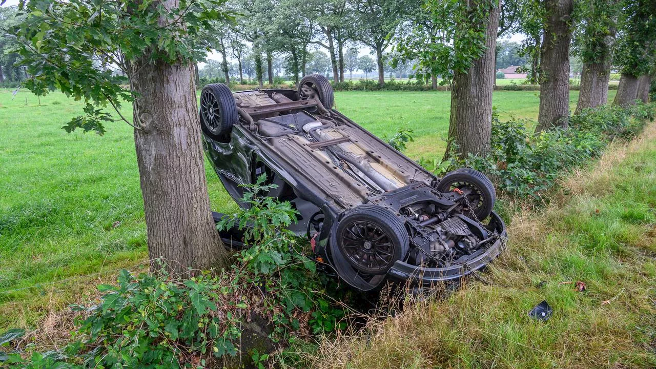 112-nieuws: ongeluk A50 bij Ravenstein • auto botst op tractor