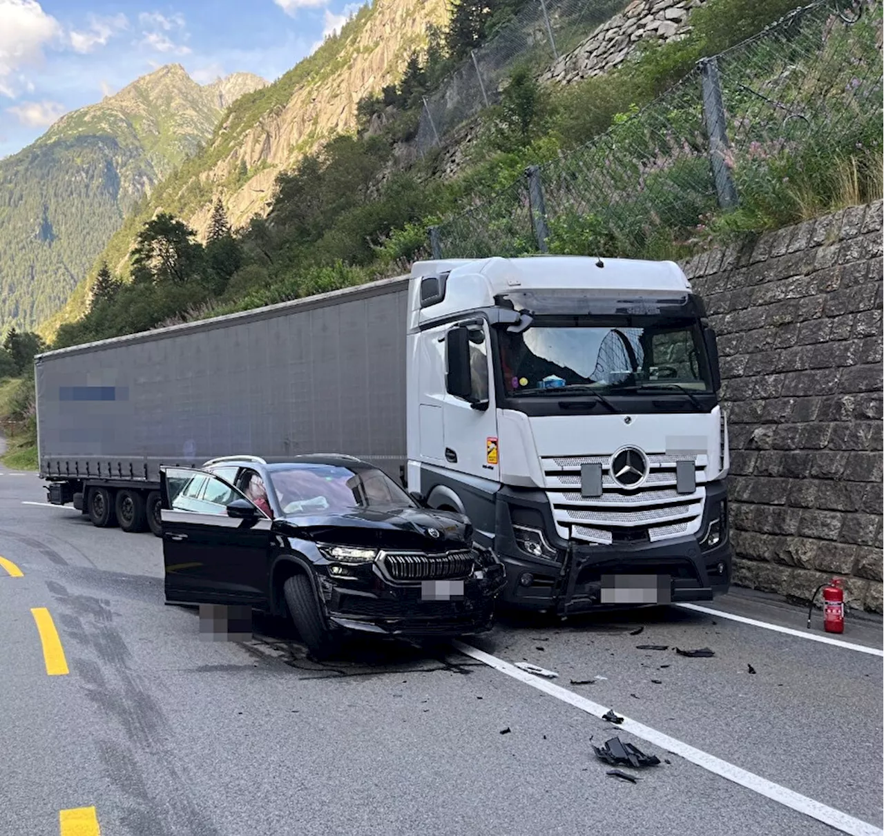 Andermatt UR: Frontalkollision zwischen Sattelmotorfahrzeug und PW